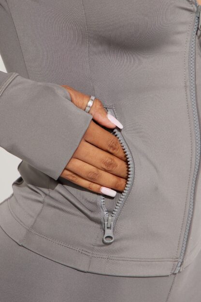 Chaqueta Deportiva Negra Elevate con Cuello Alto - Image 13